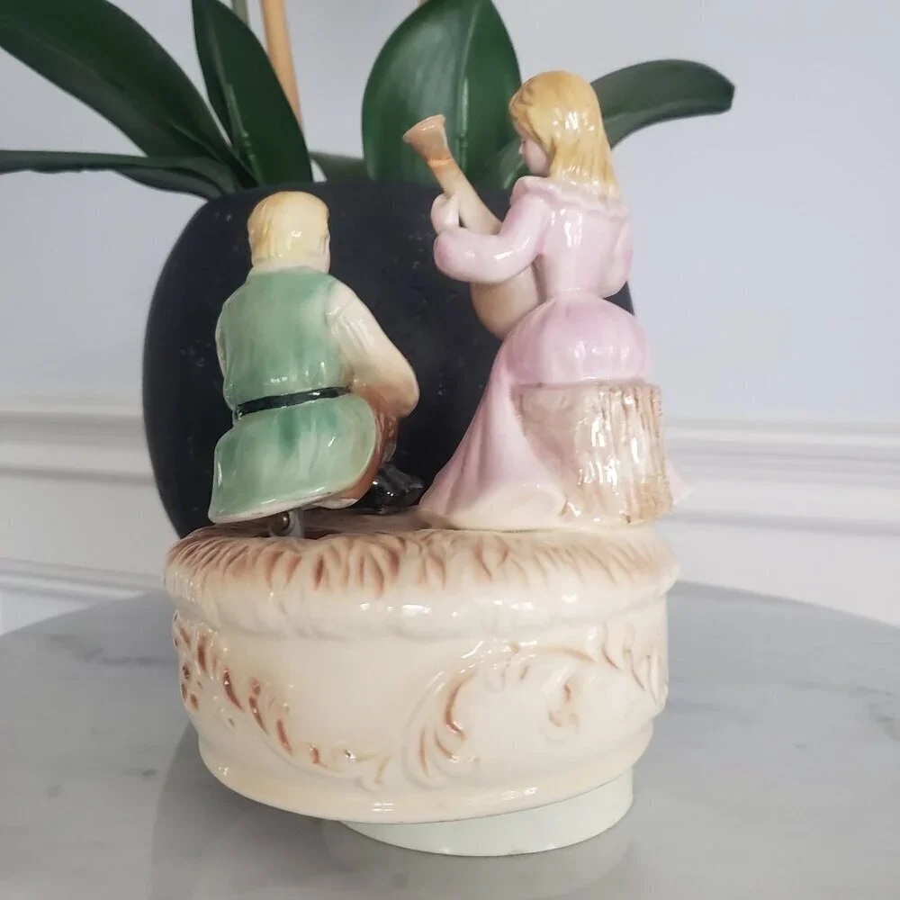 Vtg Josef Originals Loving Couple Ceramic Moving Figurine & Rotating Music Box